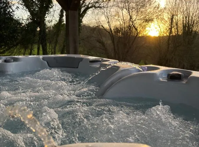 Дом отдыха Les 2 Chaumieres Piscine & Honfleur