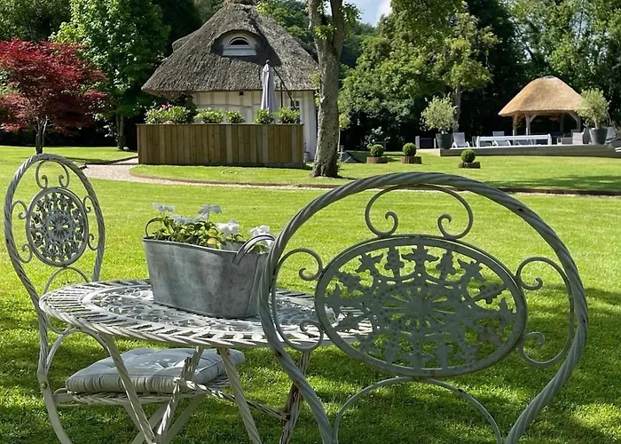 Дом отдыха Les 2 Chaumieres Piscine & Honfleur